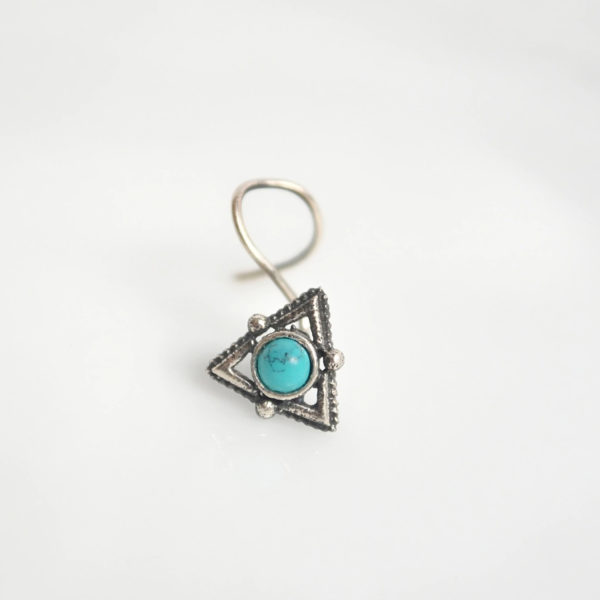 Triangle shape silver nose pin with emerald green stone