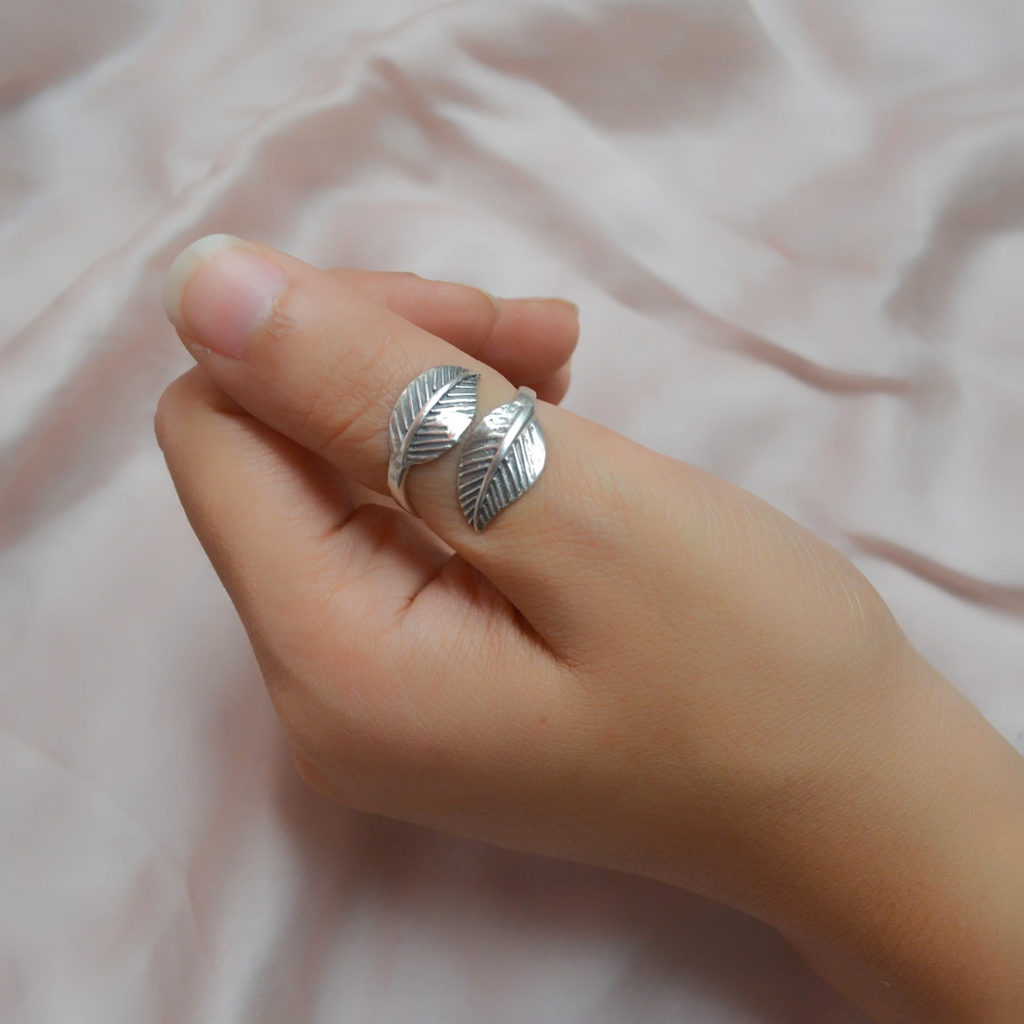 Leaf ending silver ring