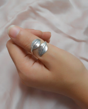 Leaf ending silver ring