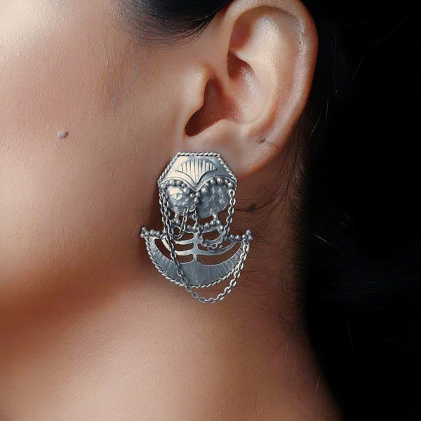 This lovely pair of silver stud earrings or armour shape silver earring will complement your appearance. It's constructed of silver alloy.