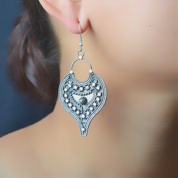 Silver dangler with alluring embed motif