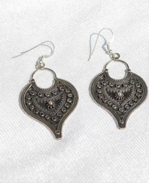 Silver dangler with alluring embed motif