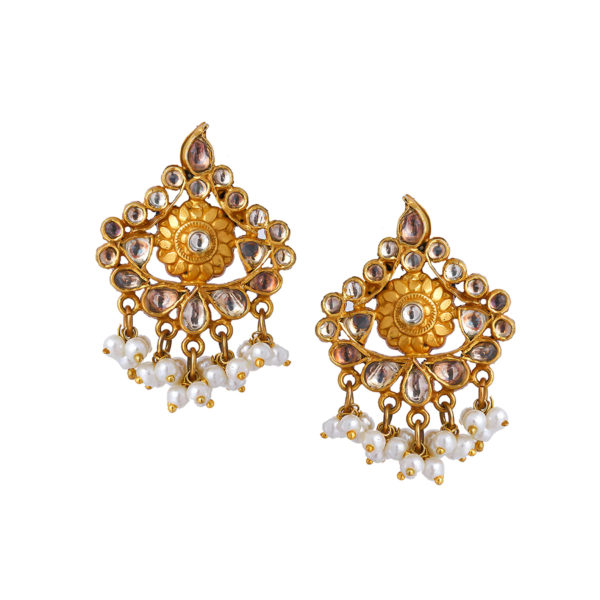 The carefully constructed stud earrings with valuable stones and pearls are made by arranging several stones surrounded by pearls and hanging beads.